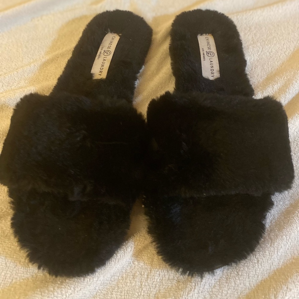 Chinese Laundry fuzzy flip flops